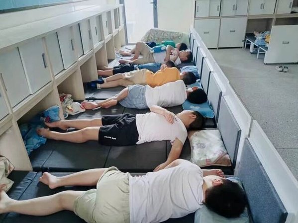 多地学校试行“躺平午休”